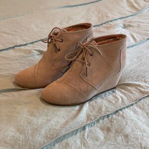 Toms Women's Tan Suede Ankle Booties